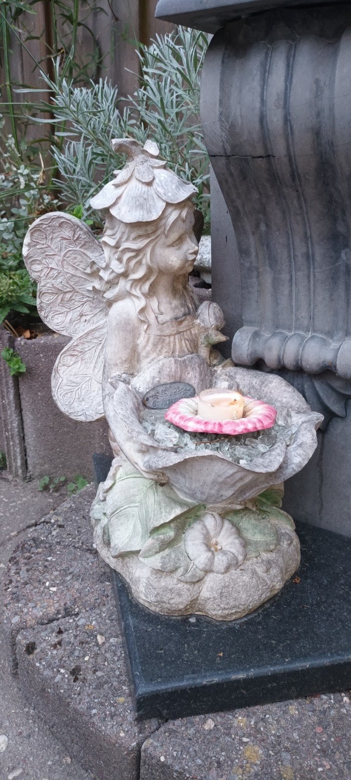 Beeld / Kandelaar BLOEMENKINDJE / Engel / meisje 37 cm hoog, Tuin en Terras, Ophalen of Verzenden, Gebruikt, Kunststof, Engelenbeeld