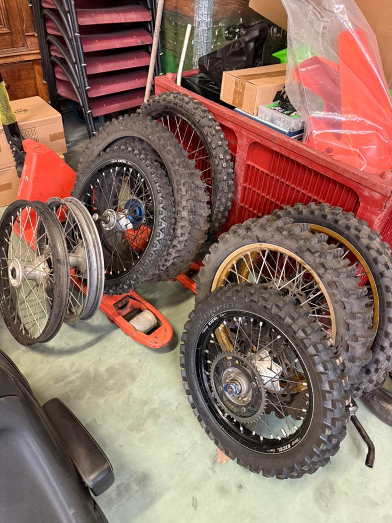 Partij motorcross wielen / banden Yamaha Fantic Suzuki KTM, Motoren, Ophalen of Verzenden
