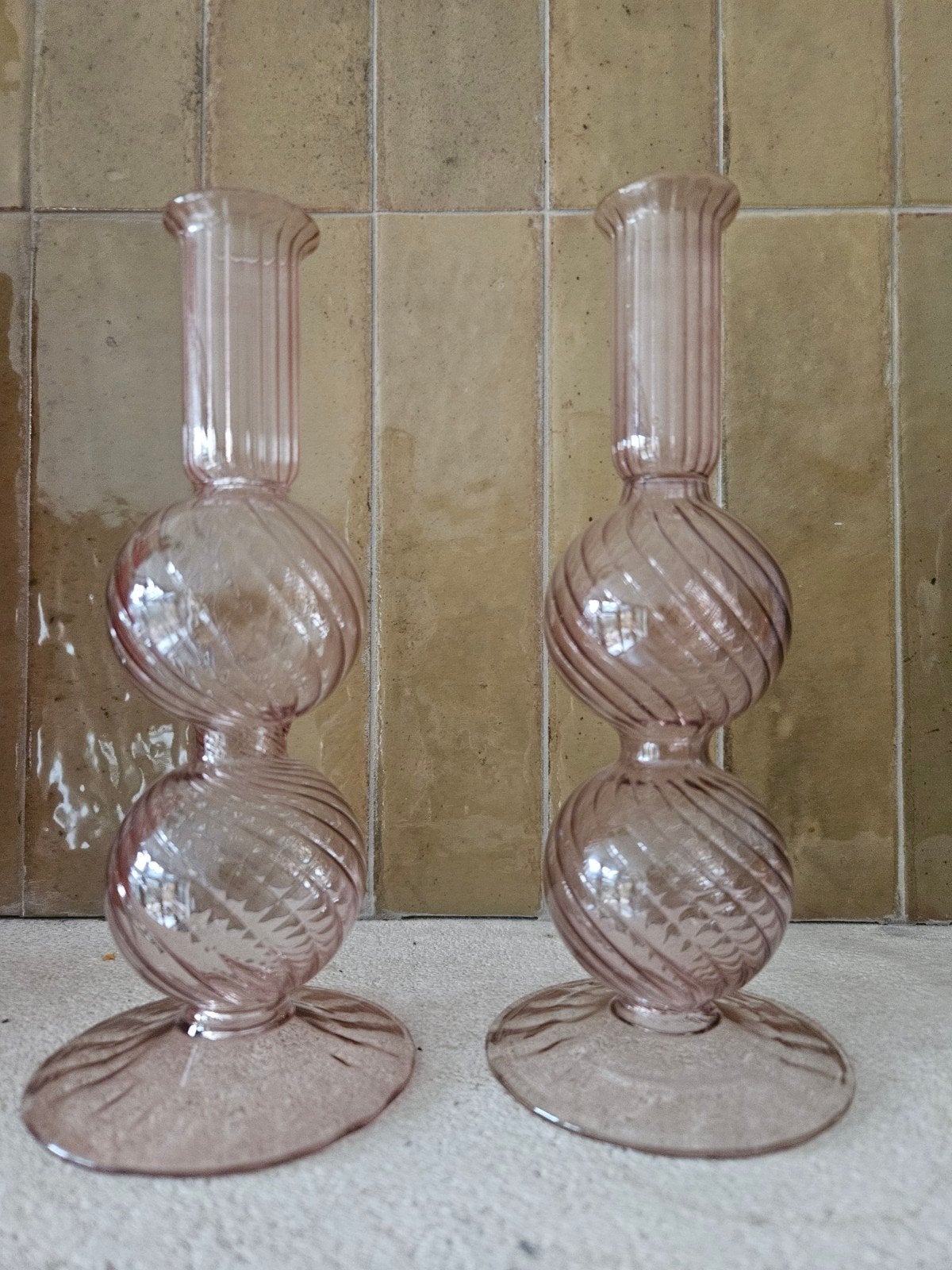 2 glazen oud roze kandelaars 18 cm, Gebruikt, Ophalen of Verzenden, 18 cm, Roze
