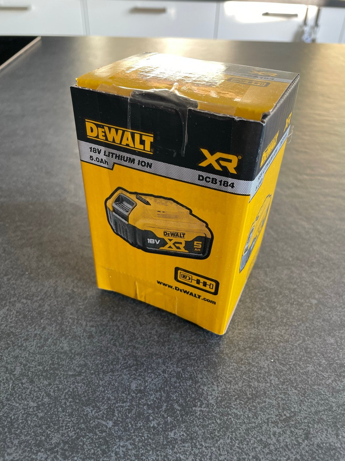 Nieuwe DeWalt DCB184 18V XR 5.0Ah Li-Ion Accu, Ophalen of Verzenden, Nieuw