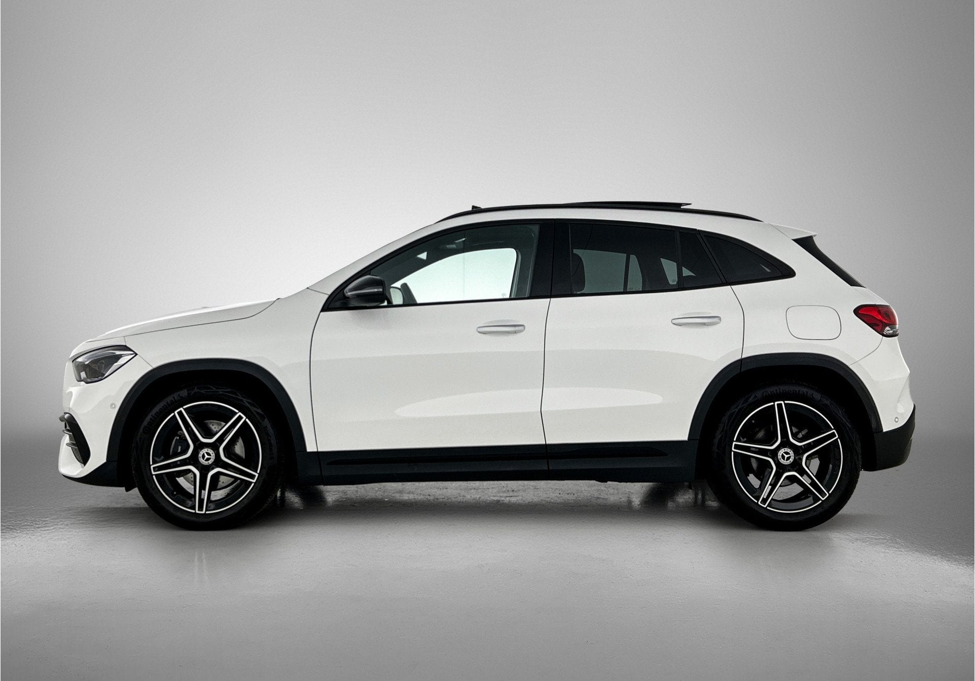Mercedes-Benz GLA 180 AMG Nightpakket | Panoramadak | Trekha, 12 maanden, Gebruikt, 4 cilinders, Wit