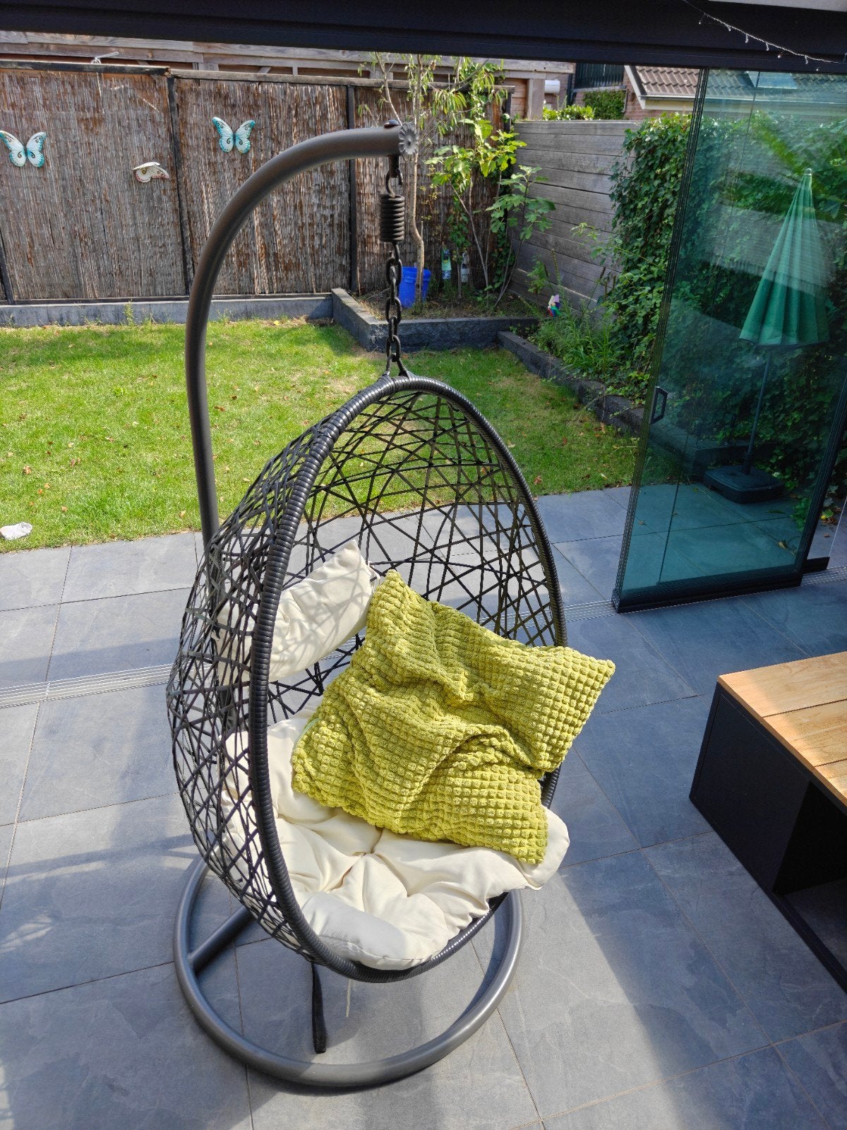 Comfortabele Egg Hangstoel met Kussen - Zwart Wicker, Ophalen, Zo goed als nieuw, Wicker