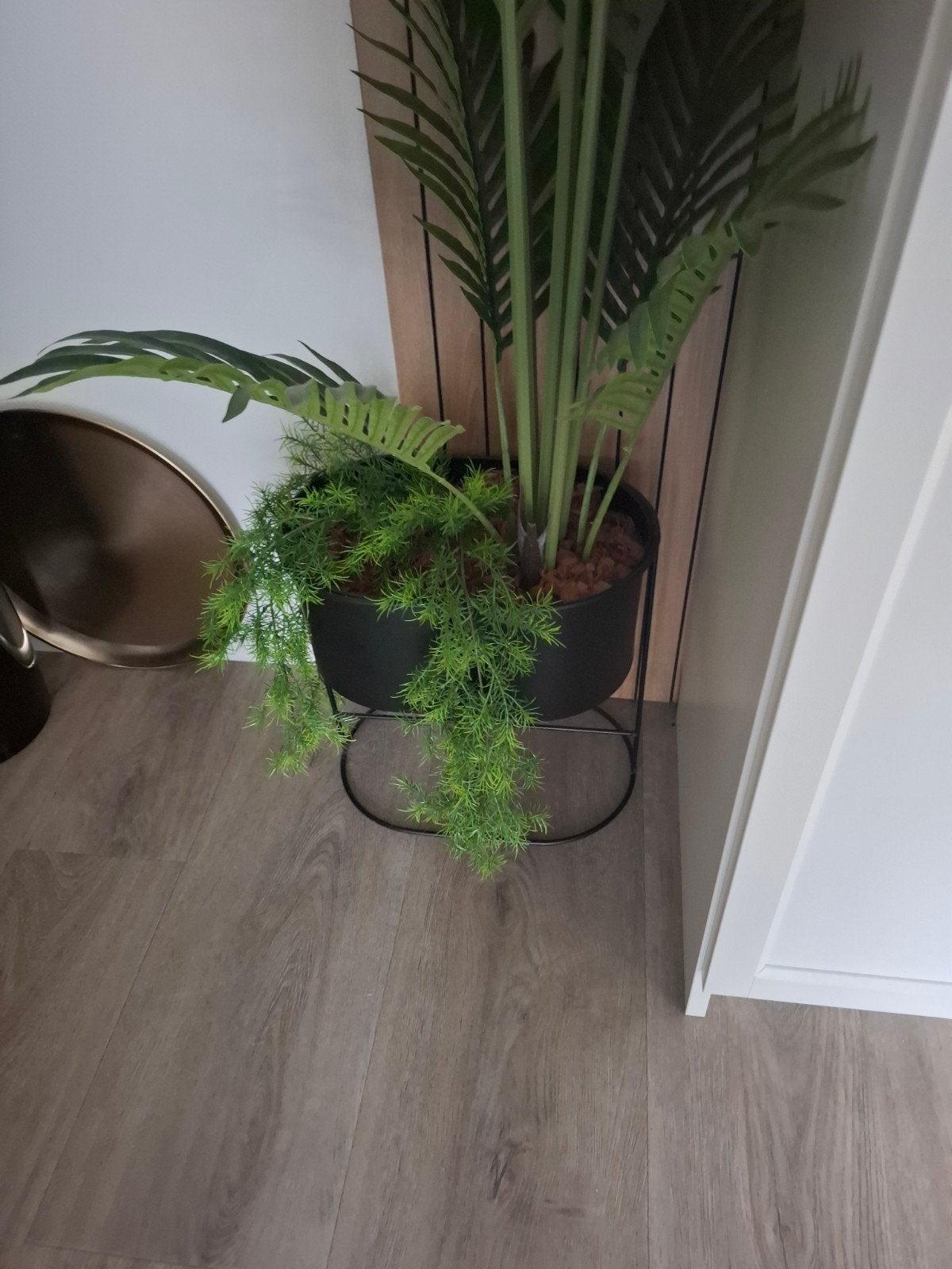 plantenbak zwart metaal met twee kunstplanten, Ophalen, Volle zon