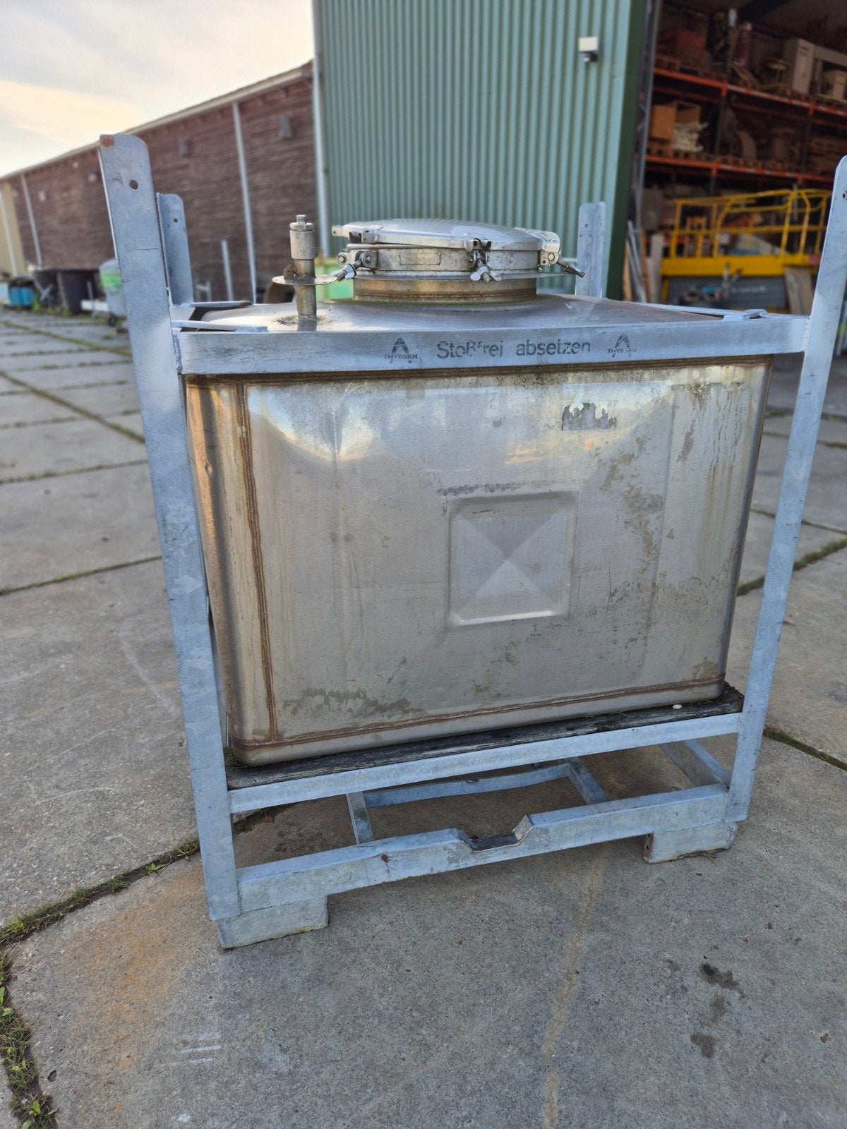 Thyssen rvsvloeistoftank 800ltr in frame, Ophalen