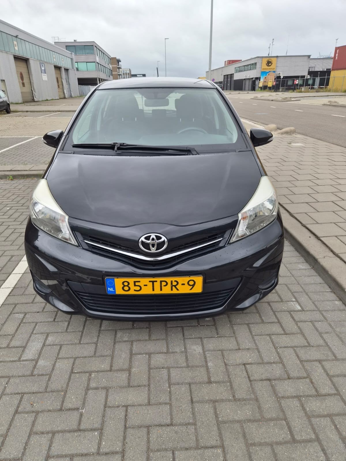 Toyota Yaris 1.0 12V Vvt-i 5DR 2012 Zwart, Auto's, 40 €/maand, 750 kg, Zwart, Origineel Nederlands