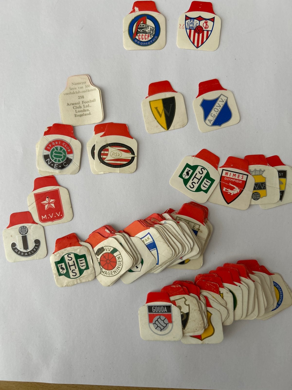 Niemeyer Voetbalclub-emblemen uit 1963, Verzamelen, Ophalen of Verzenden, Gebruikt, Overige binnenlandse clubs, Poster, Plaatje of Sticker