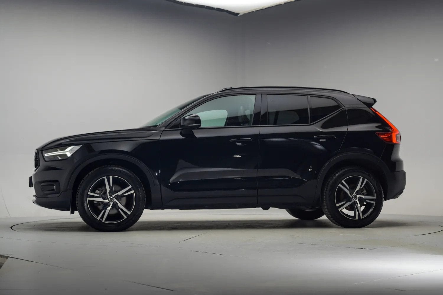 Volvo XC40 2.0 T4 190pk R-Design Aut. [ Panorama Trekhaak Le, Automaat, 15 km/l, 1969 cc, Zwart