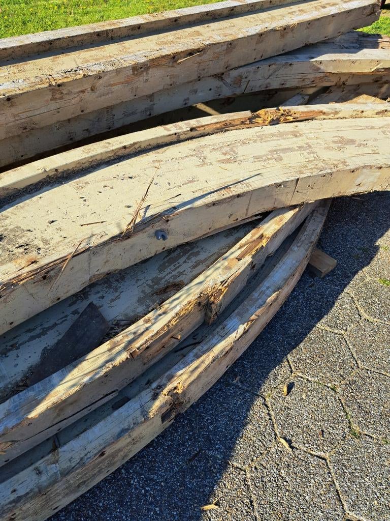 Gratis partij grote balken spanten klussen of brandhout, Doe-het-zelf en Verbouw, Hout en Planken, Ophalen, Gebruikt, Balk, Vuren