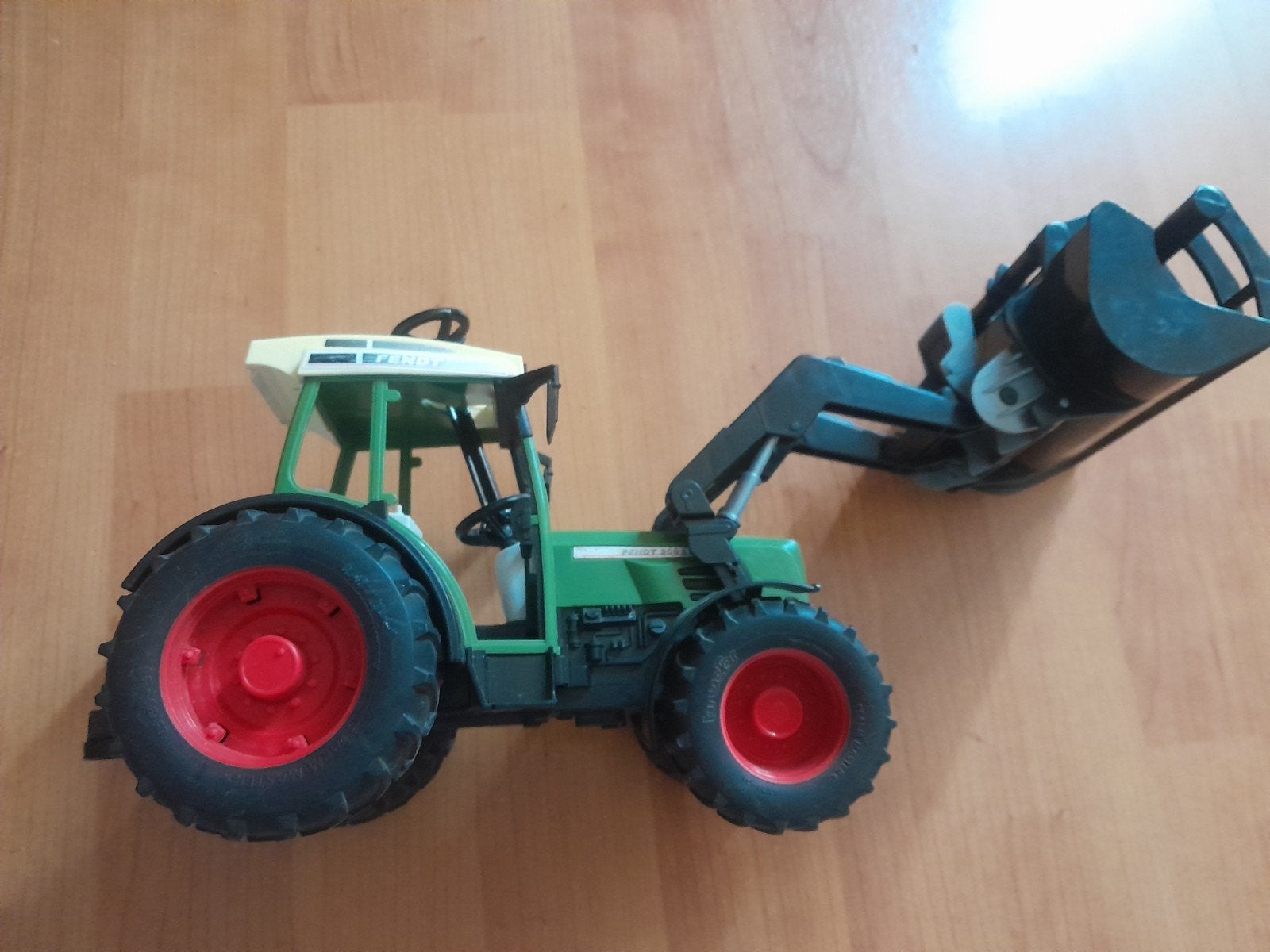 Bruder Fendt 209s tractor met voorlader en grijpbak, Ophalen, Gebruikt