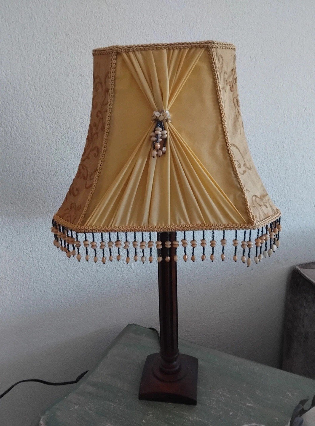 Vintage tafellamp met geel/gouden kap en kralen, Ophalen of Verzenden