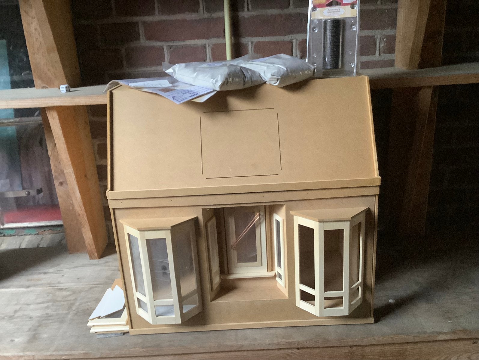 Houten zelfbouw poppenhuis, Ophalen, Zo goed als nieuw, Poppenhuis
