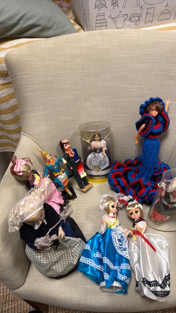 Verzameling van diverse poppen in traditionele kleding, Verzamelen, Ophalen of Verzenden, Gebruikt, Pop