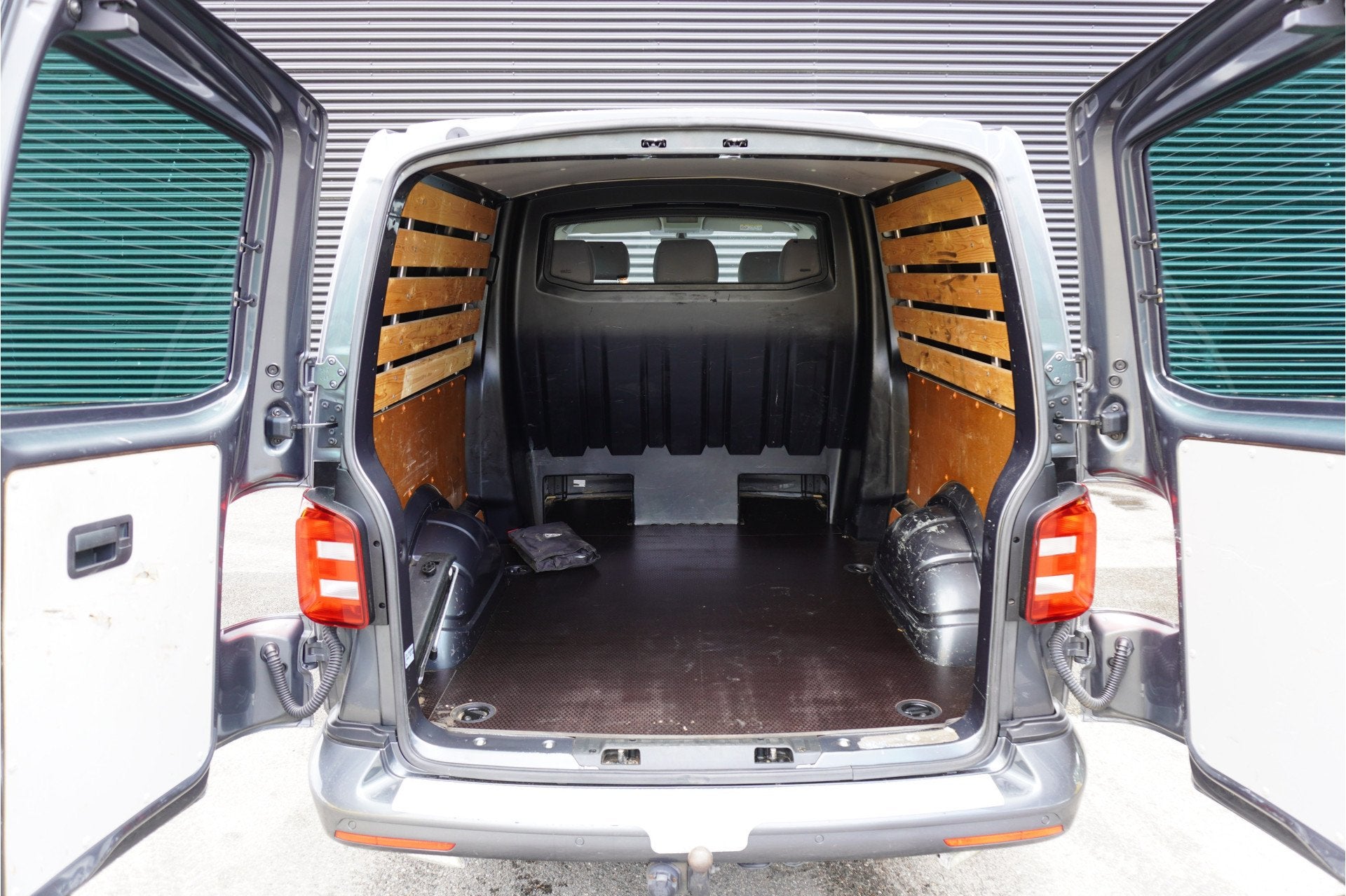 Volkswagen Transporter 140pk Automaat Dubbele cabine L2H1 Le, Auto's, Euro 5, Gebruikt, Zwart, 4 cilinders