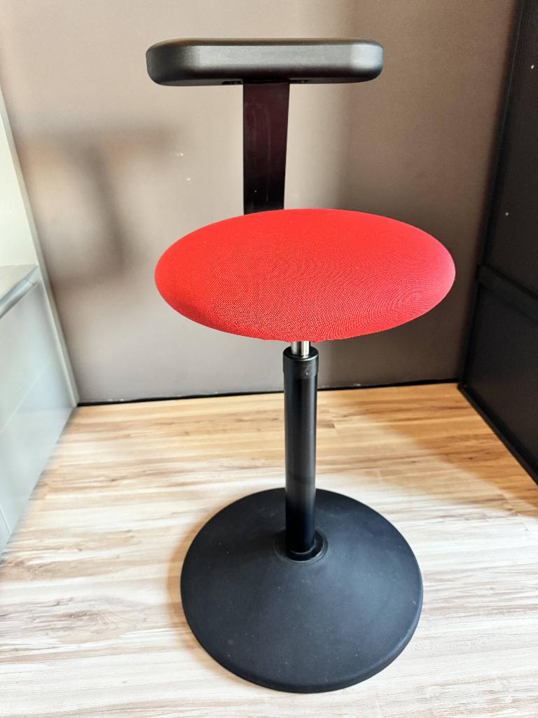 Als nieuw: ergonomische zit-sta of wiebelstoel, Ophalen, Zo goed als nieuw, Bureaukruk, Rood