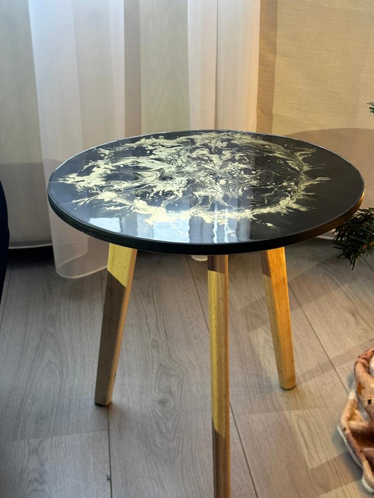 Handgemaakte Bijzettafel met Epoxy Blad - Zwart & Goud, Huis en Inrichting, Tafels | Bijzettafels, Minder dan 55 cm, Rond, Nieuw