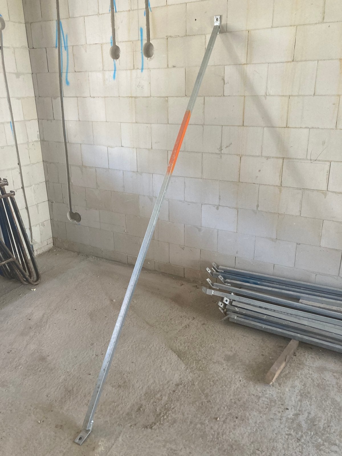 Te huur lijmschoren kalkzandsteen 2,5 m, Ophalen, Zo goed als nieuw, 100 tot 250 mm