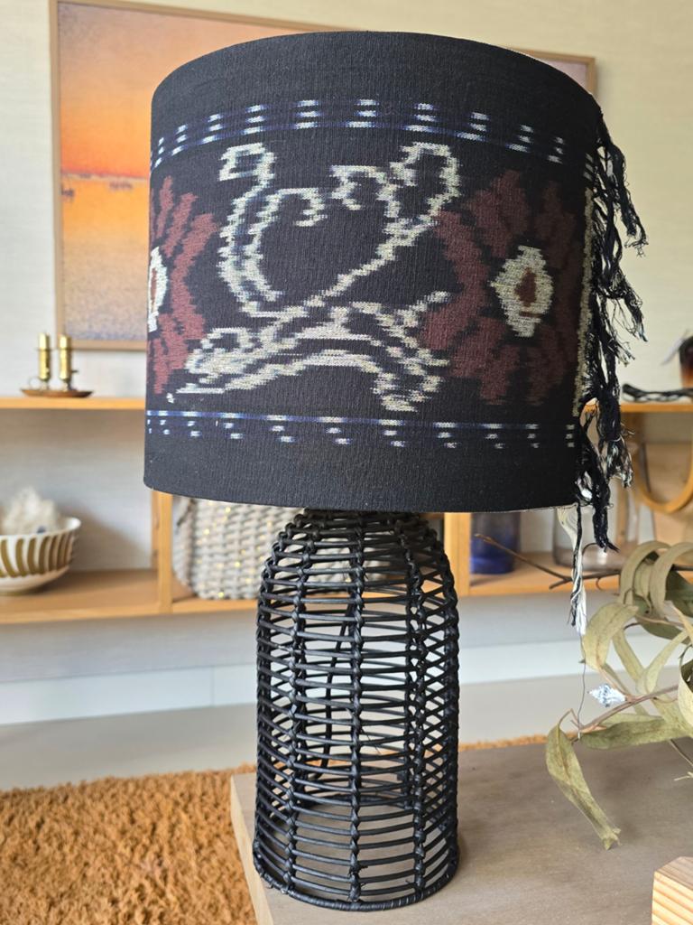 Tafellamp met rotan voet en ikat kap (30cm), Huis en Inrichting, Nieuw, Ophalen of Verzenden, Overige materialen, Minder dan 50 cm