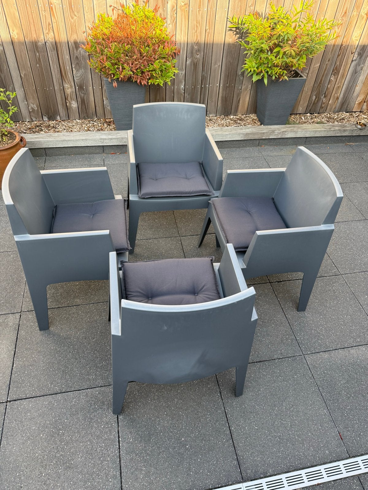 Te koop 4 grijze tuinstoelen., Tuin en Terras, Tuinstoelen, Ophalen, Gebruikt, Kunststof
