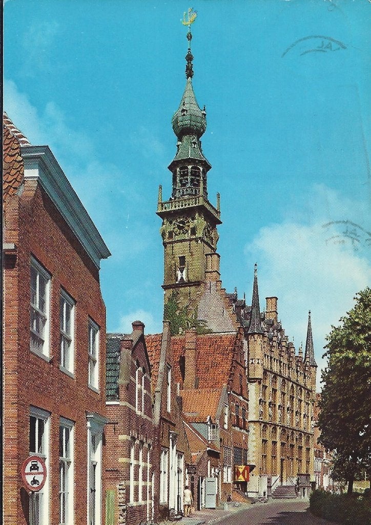 K832 gelopen ansichtkaart veere stadhuis, Ophalen of Verzenden, 1980 tot heden, Gelopen, Zeeland