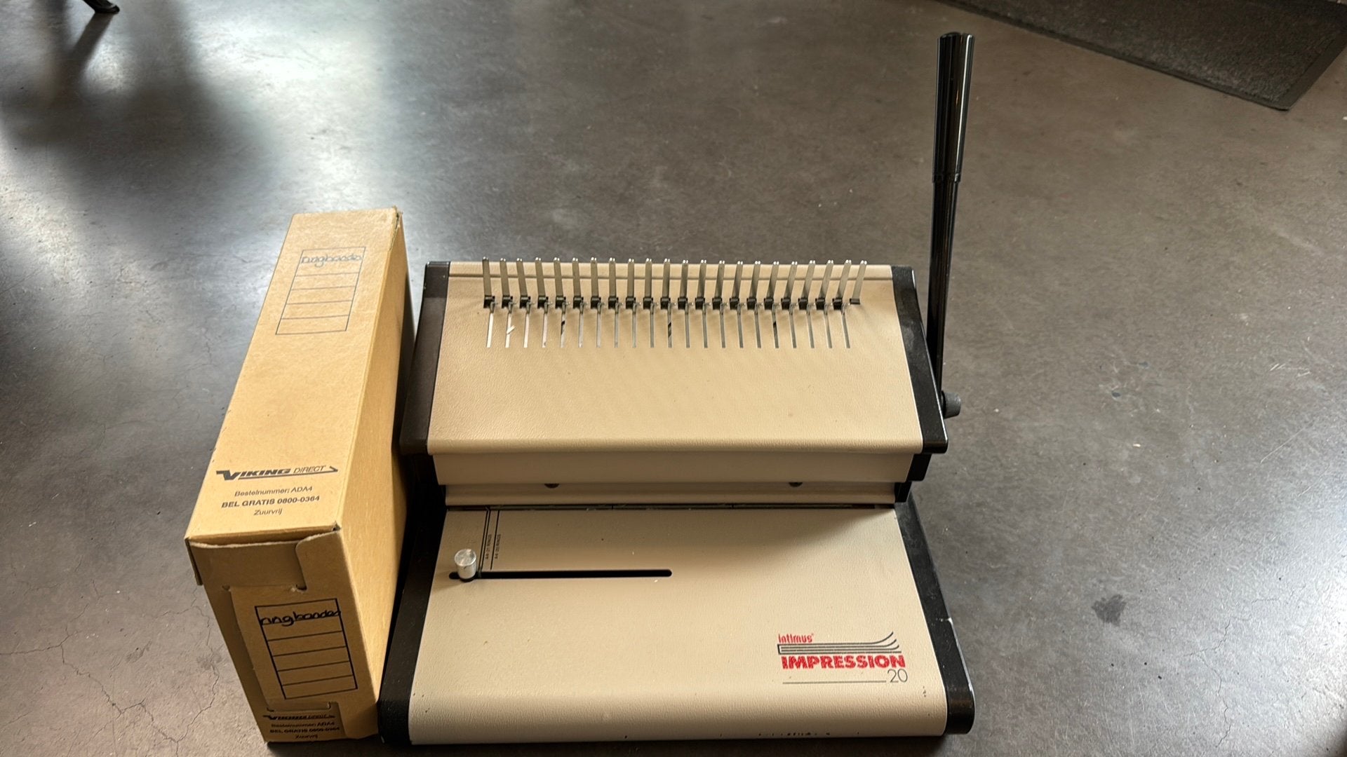 Inbindmachine / ponsmachine voor ringbanden + bindmateriaal, Ophalen of Verzenden, Gebruikt