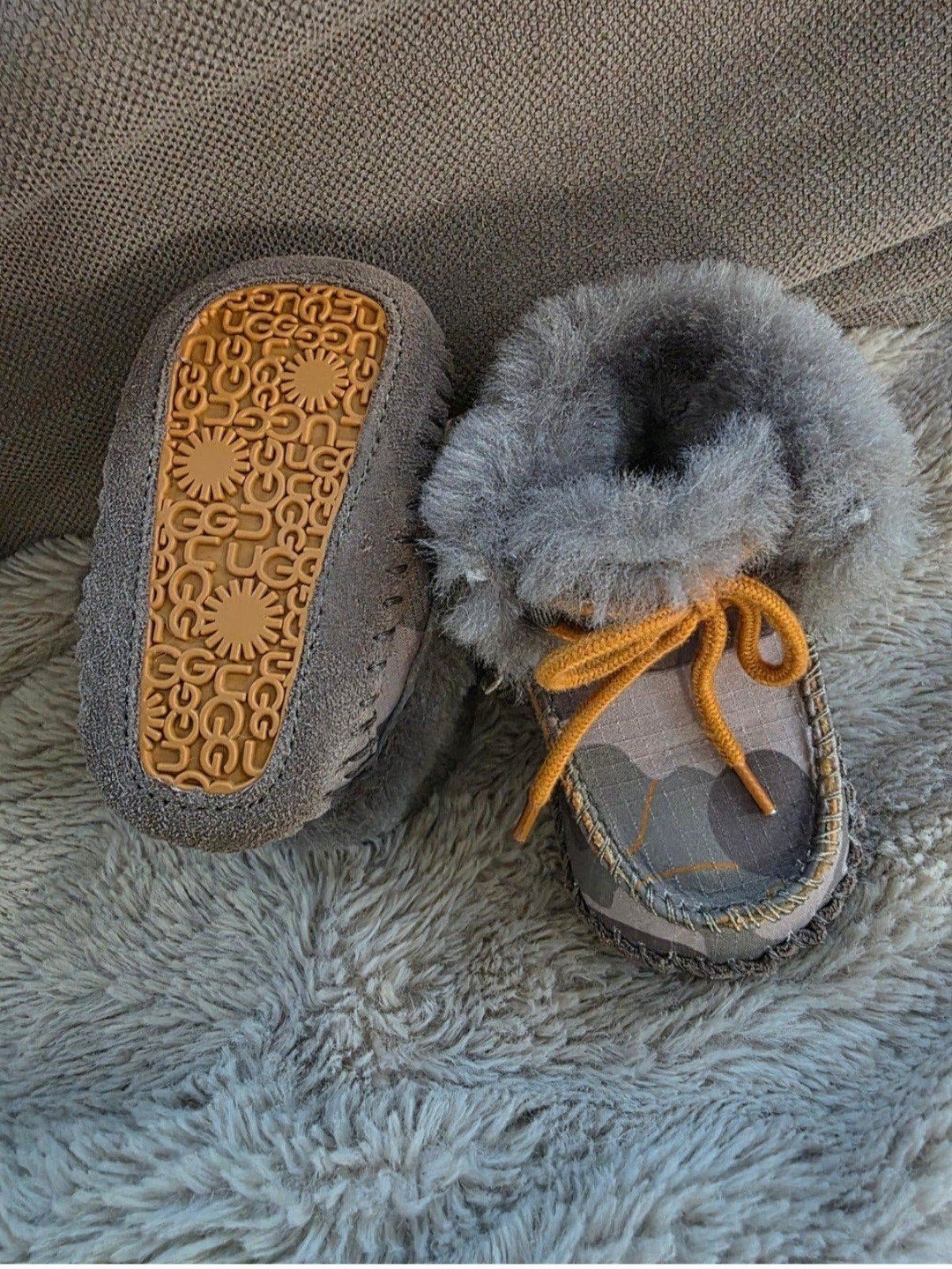 Ugg slofjes voor baby's - Maat EU 16, Jongetje of Meisje, Ophalen of Verzenden, Zo goed als nieuw, Slofjes