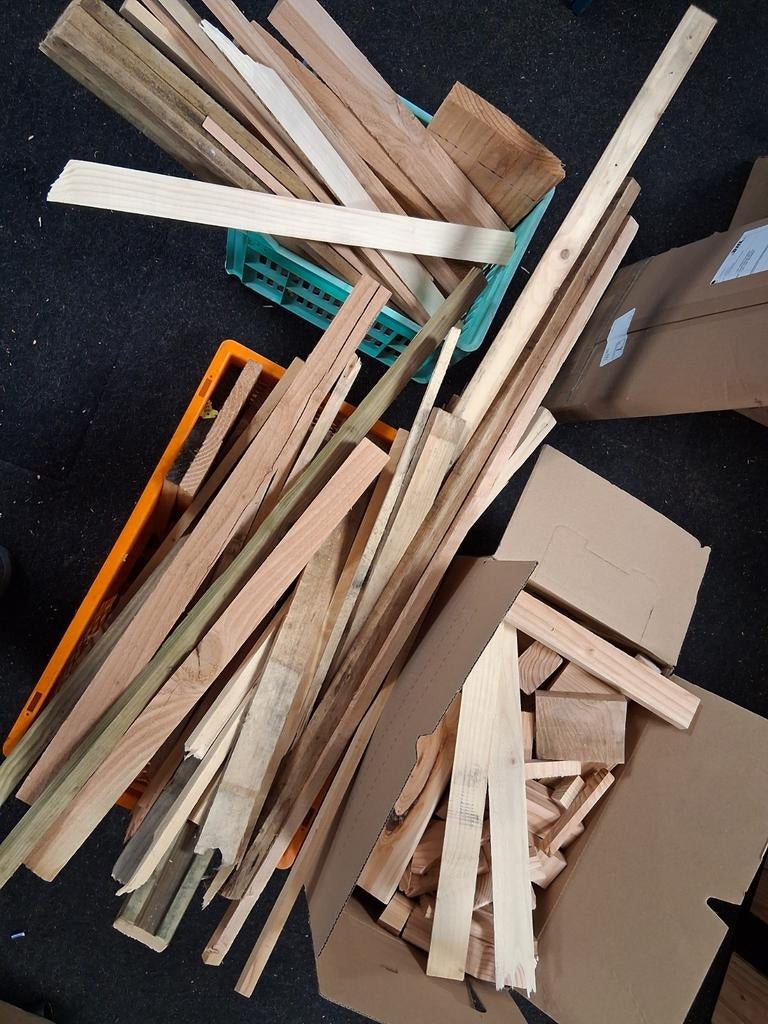Gratis Douglas brandhout, reststukken en 3 pallets, Tuin en Terras, Haardhout, Minder dan 3 m³, Ophalen, Overige houtsoorten, Blokken