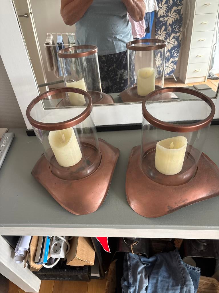 Set van 2 koperen kandelaars met glazen cilinder, Huis en Inrichting, Ophalen, Gebruikt, Bruin, Brons of Koper