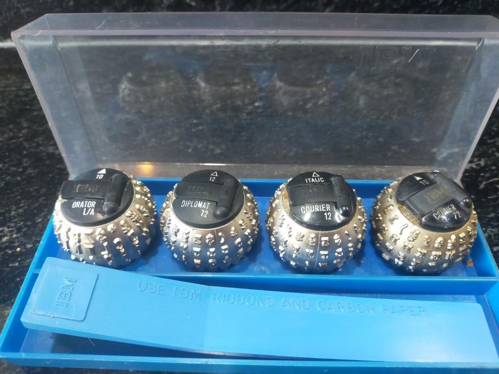 Set van 4 IBM Selectric Type Balls / Golfballetjes - Inclusi, Ophalen of Verzenden, Zo goed als nieuw