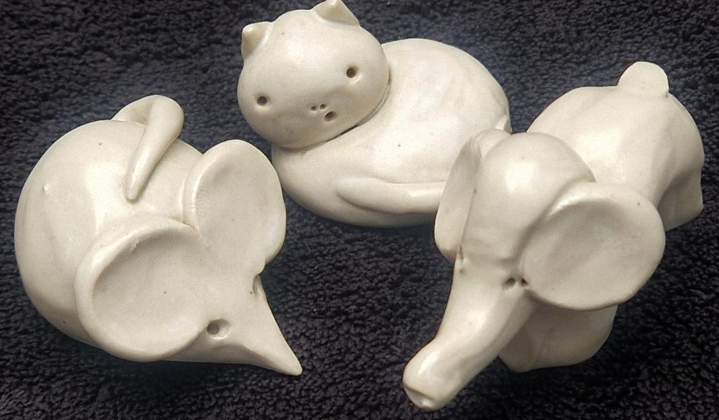 Handgevormde plastiekjes Poes, Muis & Olifant LEO van OLFFEN, Antiek en Kunst, Antiek | Keramiek en Aardewerk, Ophalen of Verzenden
