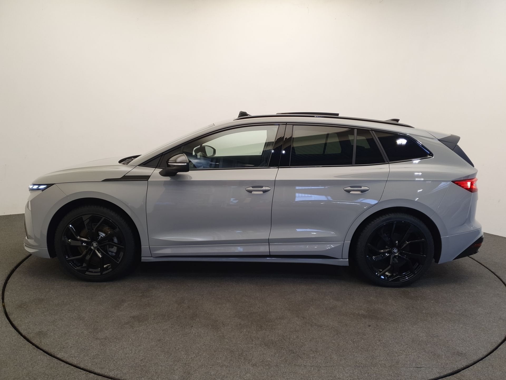 Skoda Enyaq 85 Sportline 82 kWh 286pk 2.000kg trekgewicht, P, Automaat, Achterwielaandrijving, Zwart, Nieuw