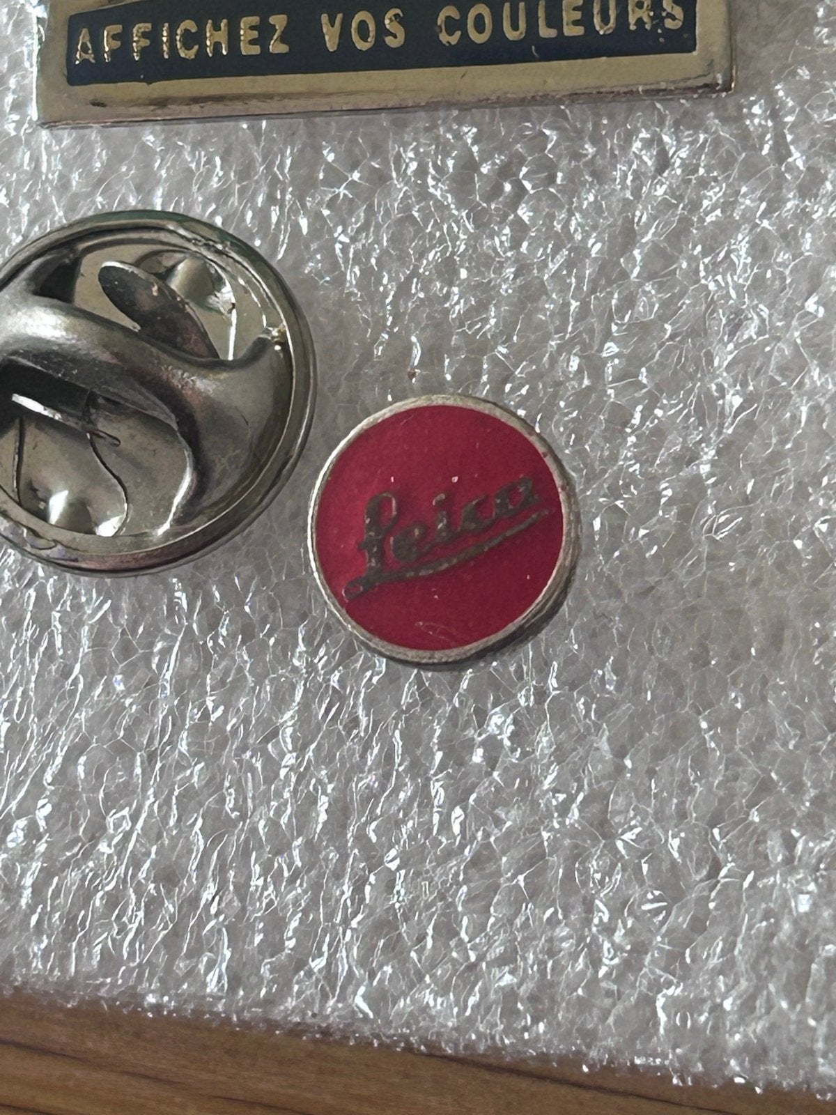 Vintage Leica pin - Rood logo, Verzamelen, Ophalen of Verzenden, Gebruikt, Merk, Speldje of Pin