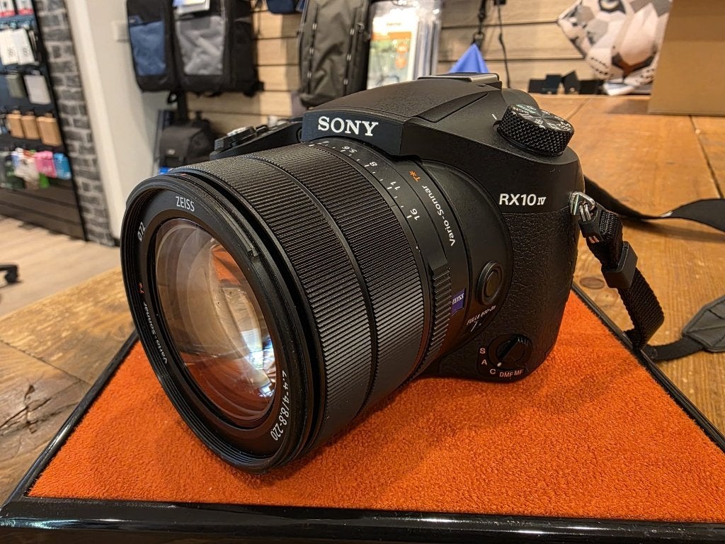 Sony DSC-RX10 IV – Zo goed als nieuw | 12 maanden garantie, Audio, Tv en Foto, Ingebouwde flitser, Prt@sony.nl, Screenprotector