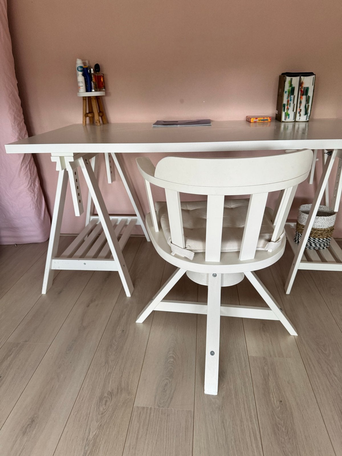 Witte Ikea bureau met schragen en bureau stoel, Ophalen, Gebruikt, Hout, IKEA