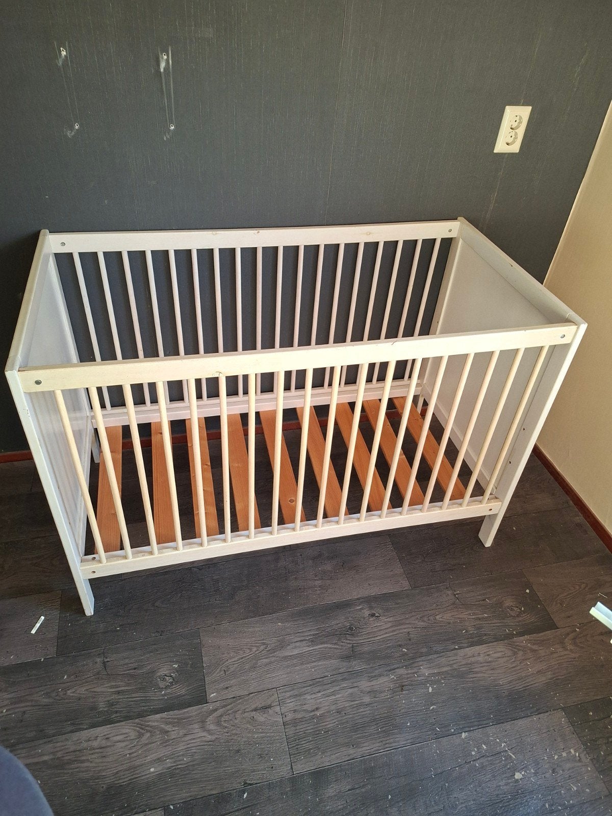 Wit baby ledikantje met lattenbodem, Kinderen en Baby's, Babywiegjes en Ledikanten, Ophalen