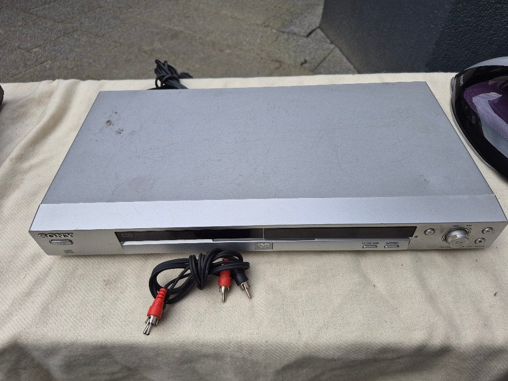 Foto 3 van Sony DVP-NS330 CD/Dvd-speler zilverkleurig.