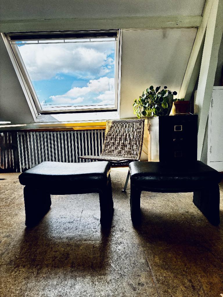 hocker zwart leer, Huis en Inrichting, Banken | Voetenbanken en Poefen, Ophalen, Gebruikt, 50 tot 75 cm, Leer