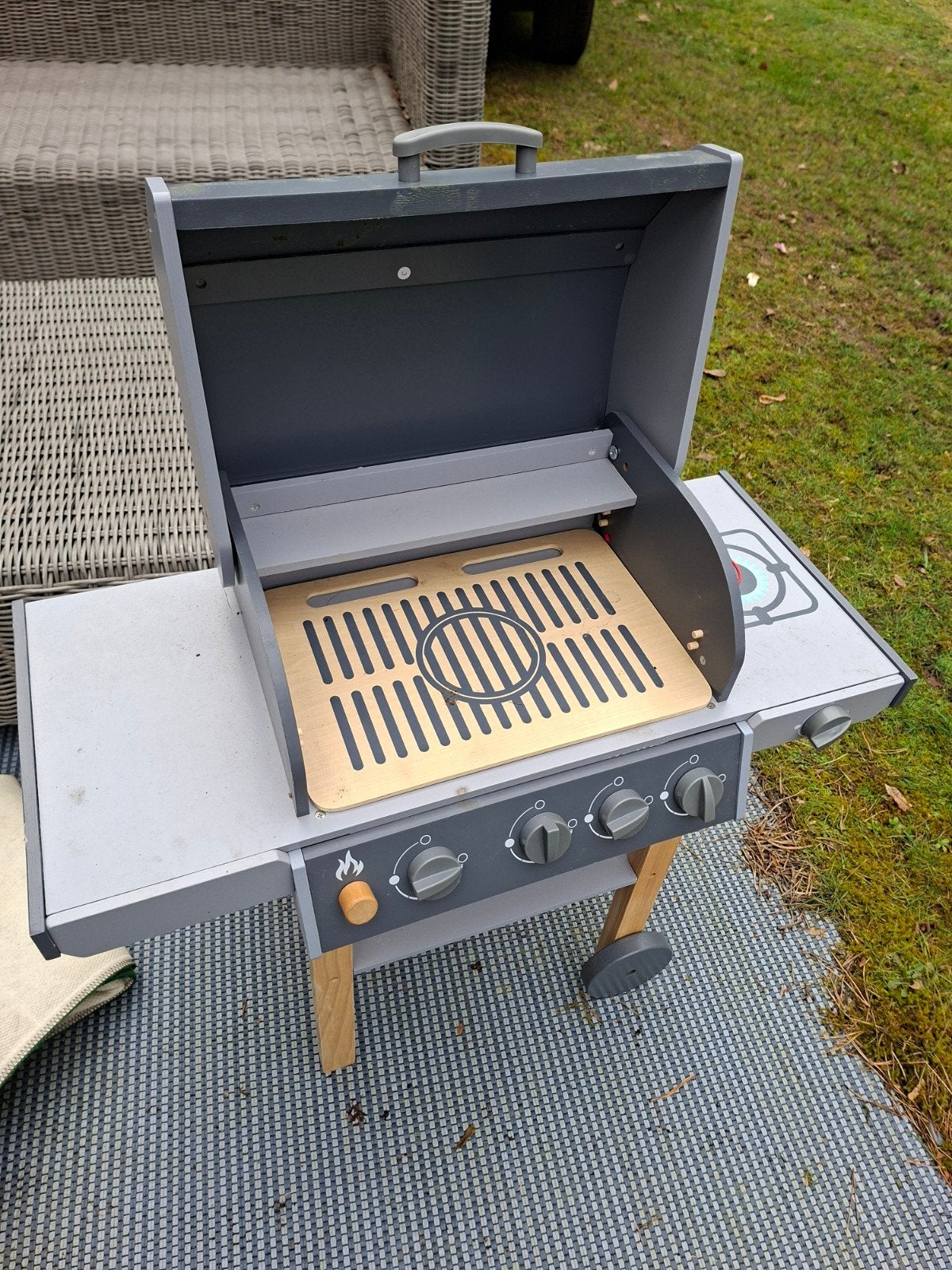 Houten speelgoed bbq, Kinderen en Baby's, Ophalen, Zo goed als nieuw, Meubelstuk of Keukentje