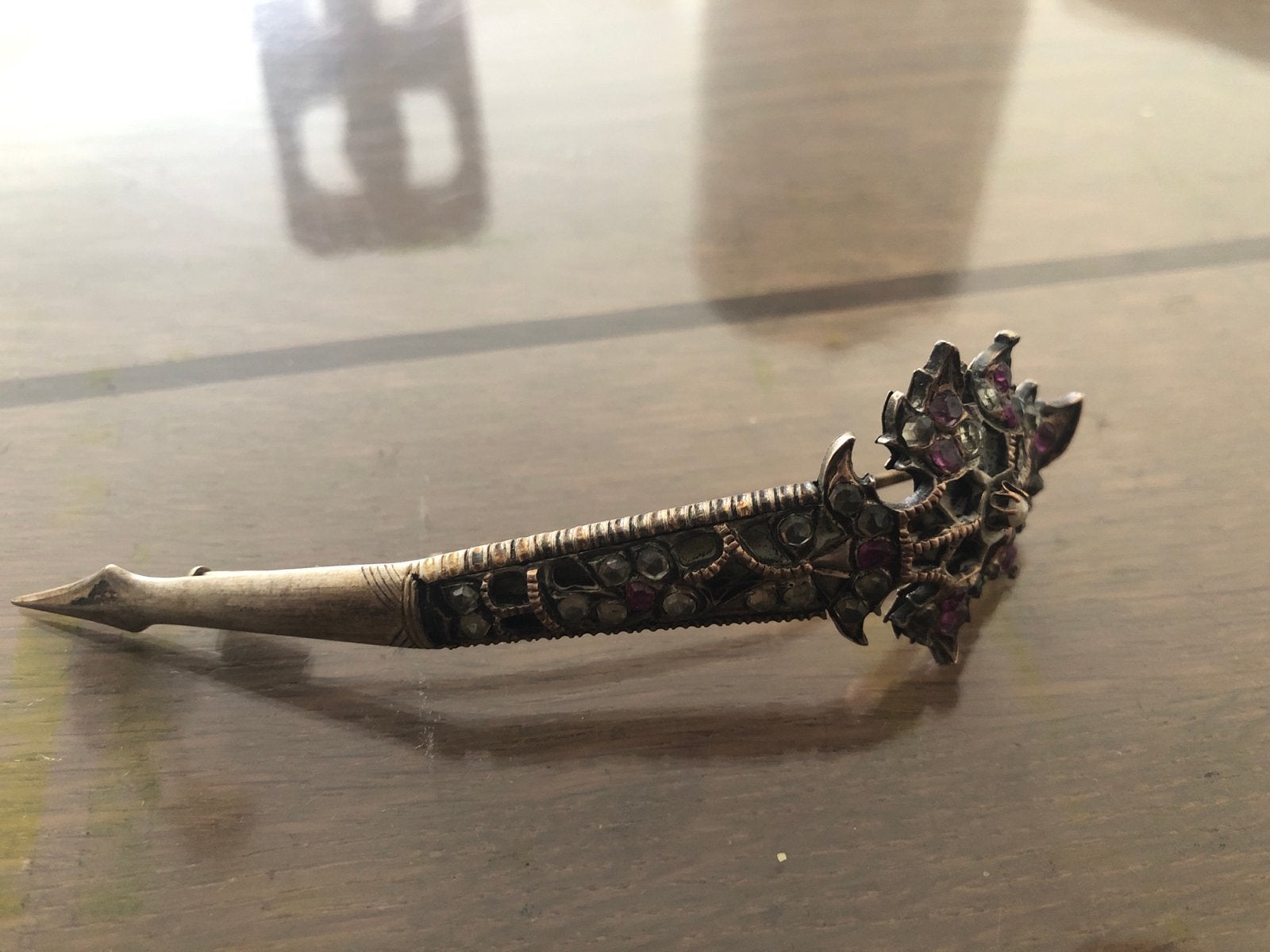 Antieke broche met robijnkleurige en heldere stenen, Ophalen, Overige materialen, Gebruikt, Met edelsteen