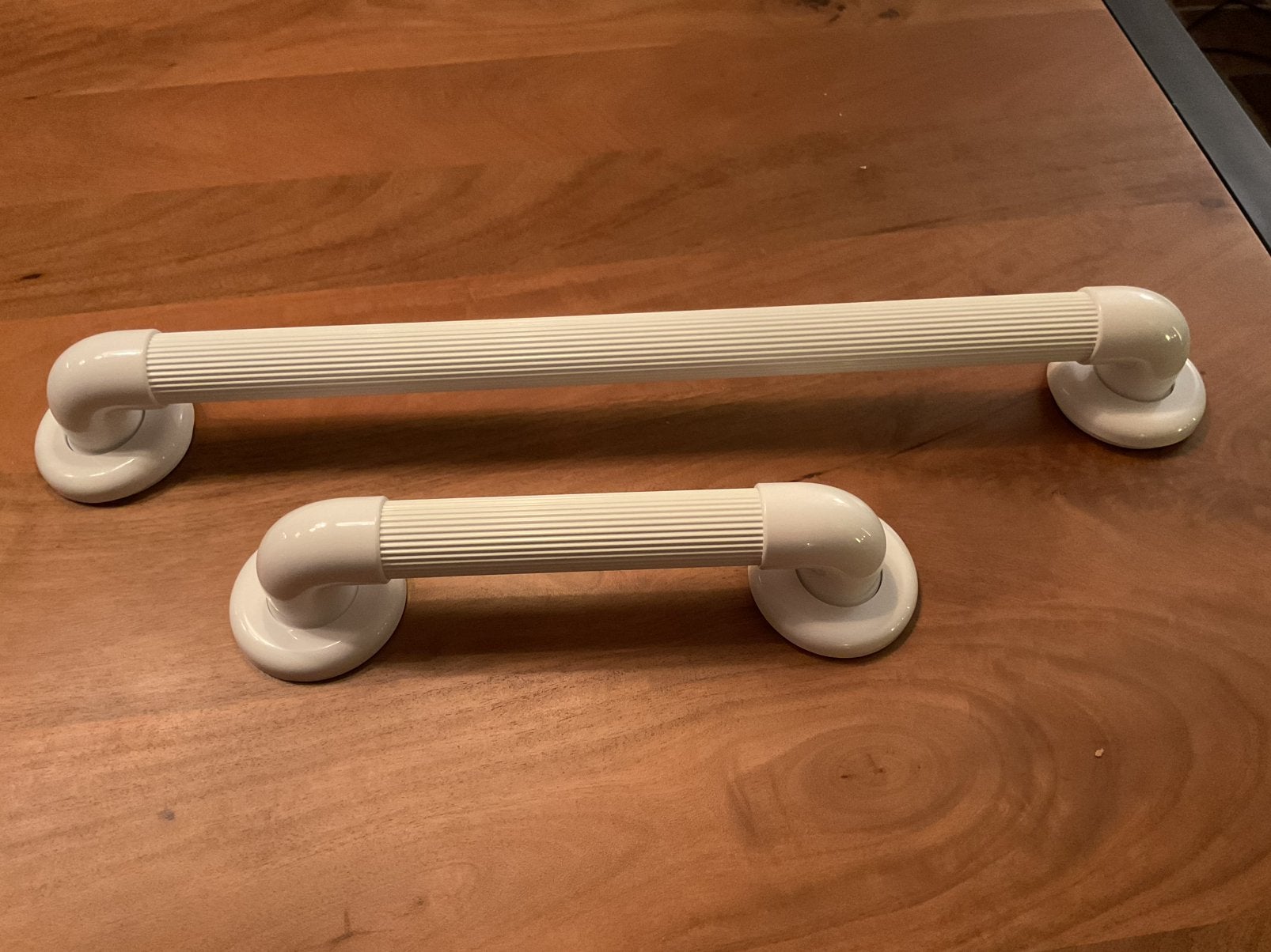 witte kunststof wandbeugels, 60 cm en 30 cm, Ophalen of Verzenden, Nieuw