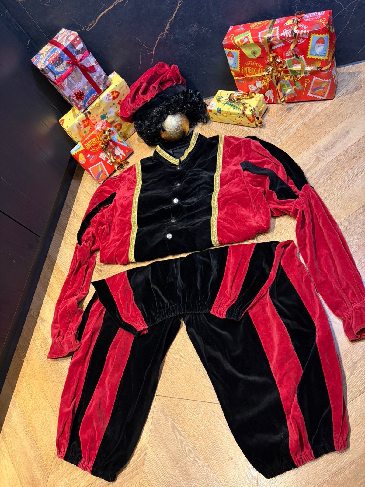 Pietenpak rood zwart xxl velours handwerk set sinterklaas, Diversen, Sinterklaas, Ophalen of Verzenden, Zo goed als nieuw