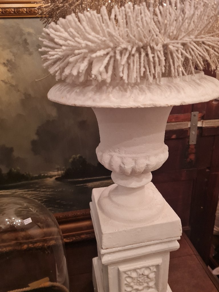 2 gietijzeren tuinvazen p/st 49.95, Heikant 21 Kaatsheuvel, Belle Vieille Brocante, Ophalen of Verzenden, Zo goed als nieuw