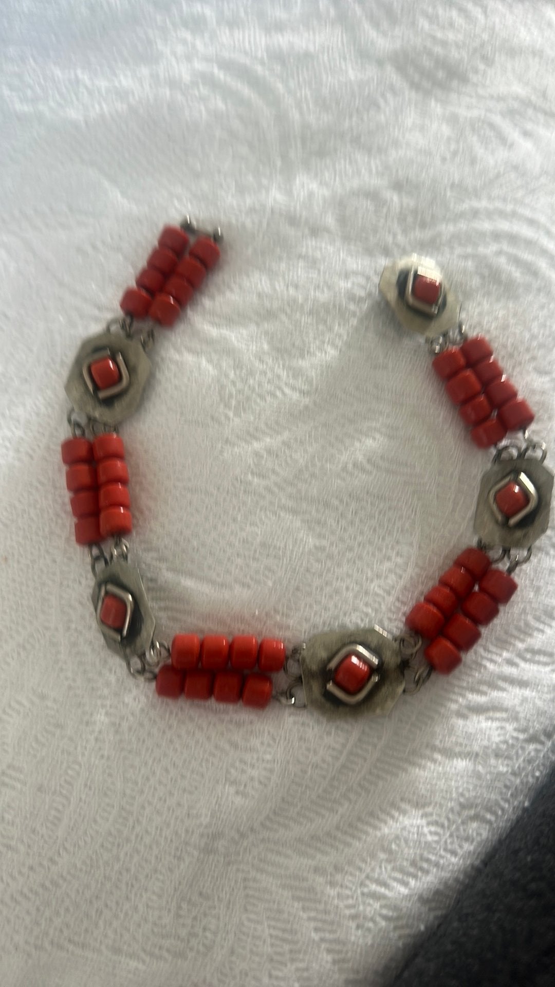 Klederdracht bloed  koraal 33 cm ketting, Ophalen of Verzenden, Zo goed als nieuw, Rood, Overige materialen