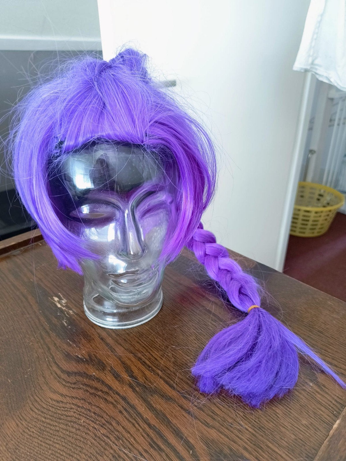 Paarse pruik met vlecht - Joya, K-pop Cosplay/Carnaval, Ophalen of Verzenden, Zo goed als nieuw, Toneelattributen of Onderdelen