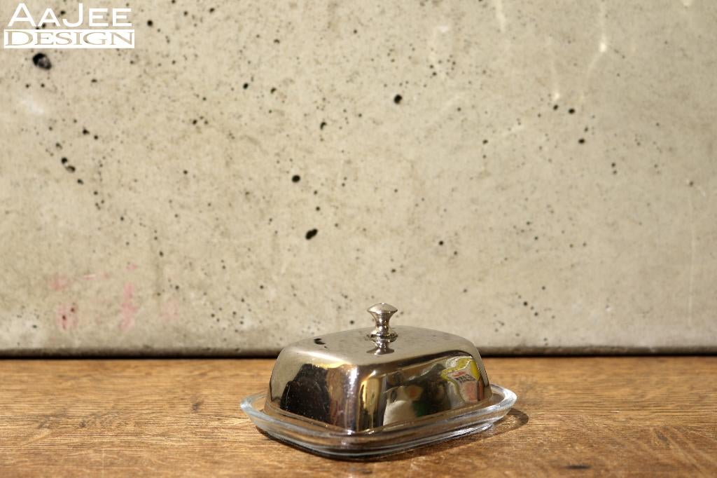 Antiek klein botervlootje - Metalen cloche op glazen schotel, Gebruikt, Overige typen, Ophalen of Verzenden, Glas
