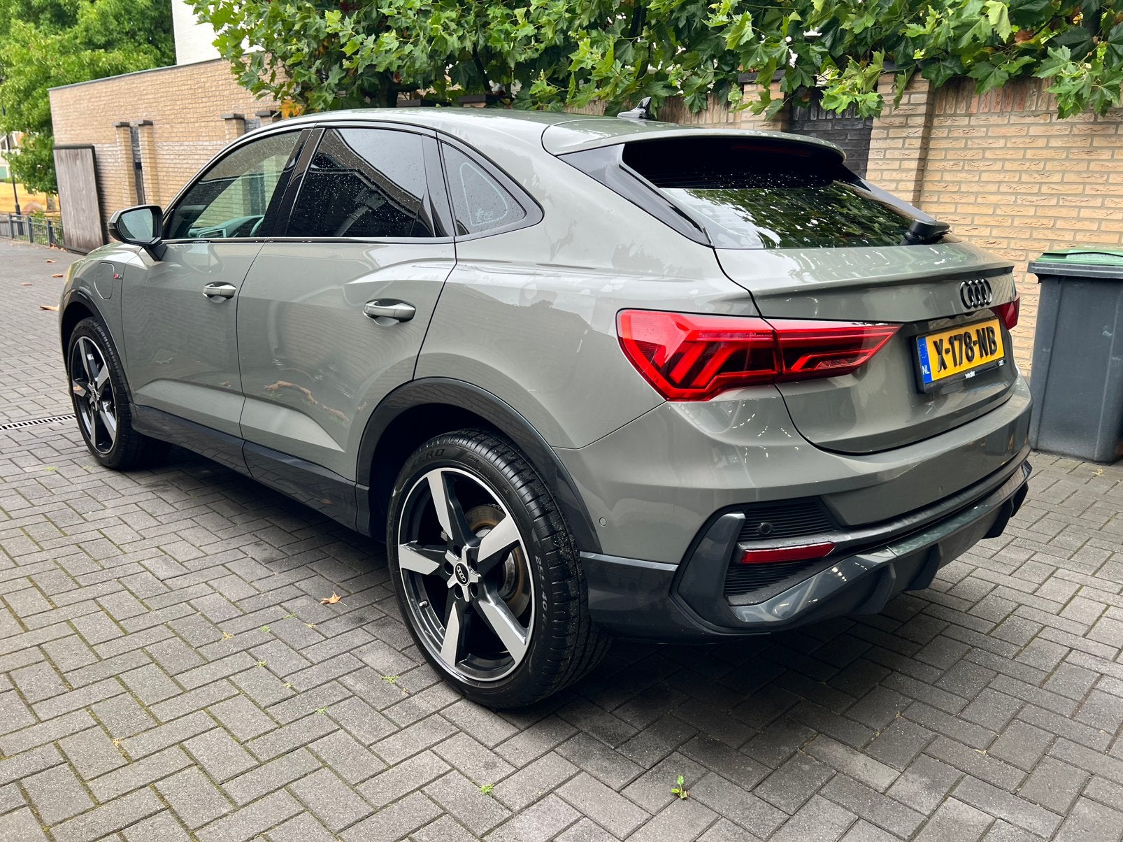 Audi Q3 Sportback 45 Tfsi etron 245pk Phev S-line 2024, Auto's, Stof, 1395 cc, 71 km/l, Zilver of Grijs