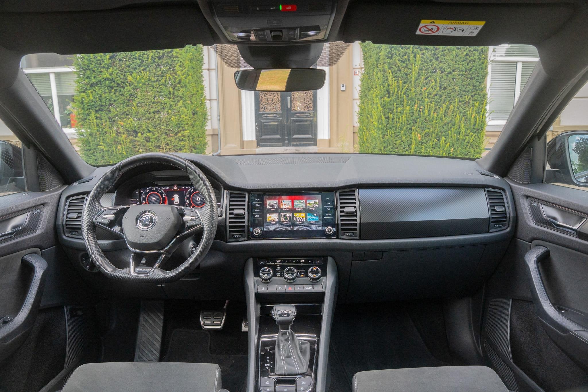 Skoda Kodiaq 2.0 TSI 4x4 Sportline Business PANO | KEYLESS |, Auto's, Automaat, Dealer onderhouden, 15 km/l, Gebruikt