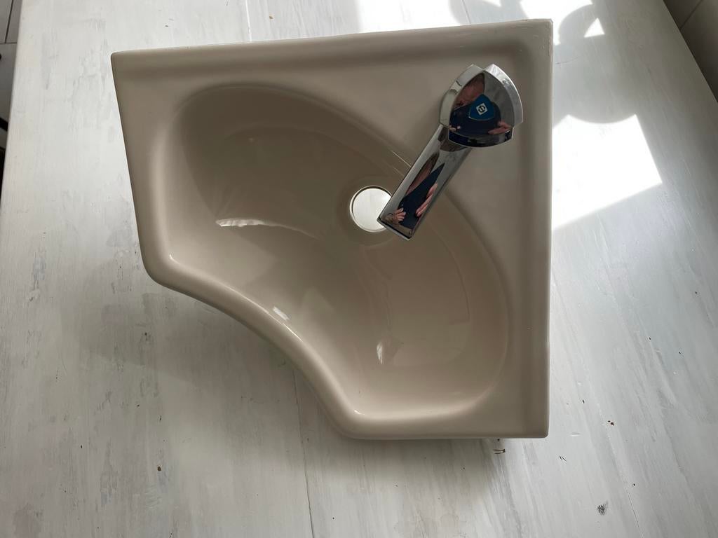 Keramisch hoekfontein toilet in pergamon kleur, Doe-het-zelf en Verbouw, Sanitair, Ophalen, Zo goed als nieuw, Wastafel