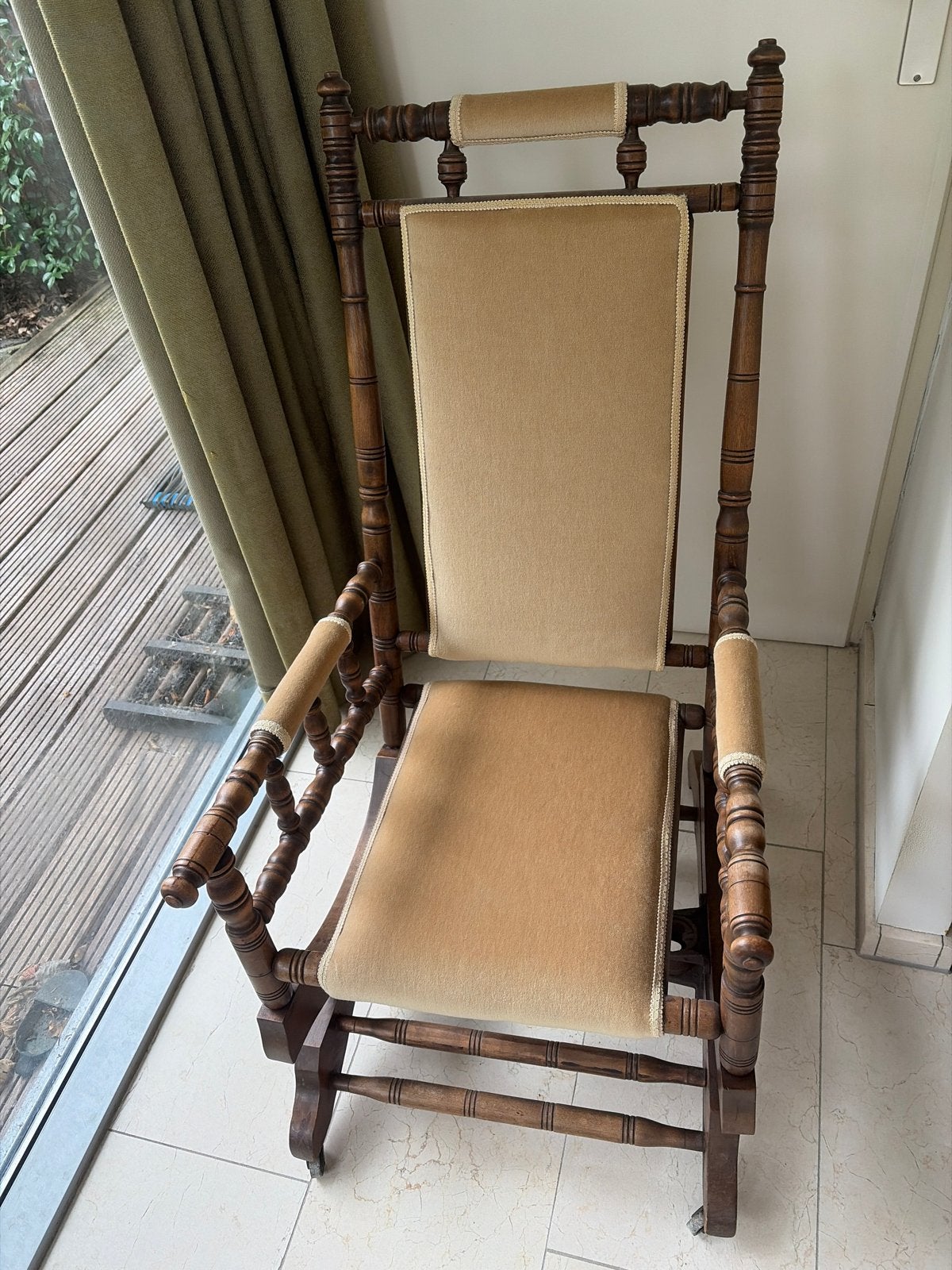 Antieke schommelstoel met wieltjes en fluwelen bekleding, Ophalen