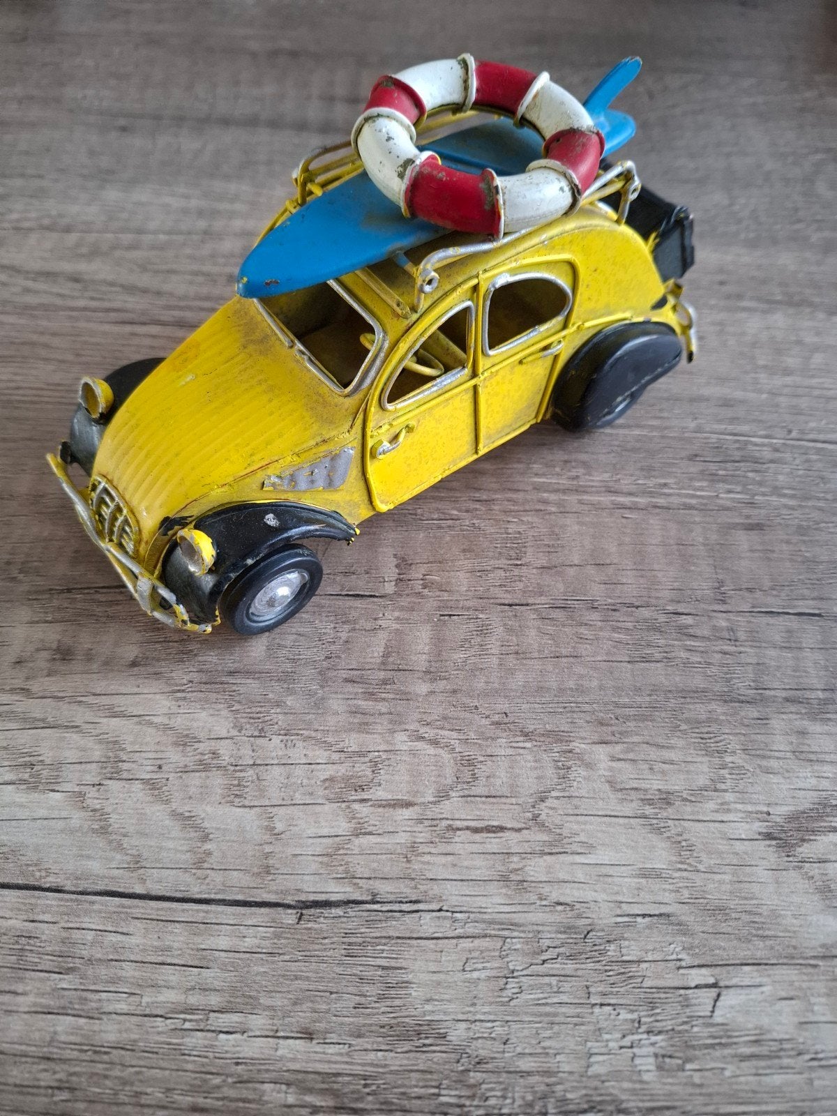 Decoratieve Gele Auto met Surfplank en Reddingsboei, Ophalen of Verzenden, Gebruikt, Overige typen