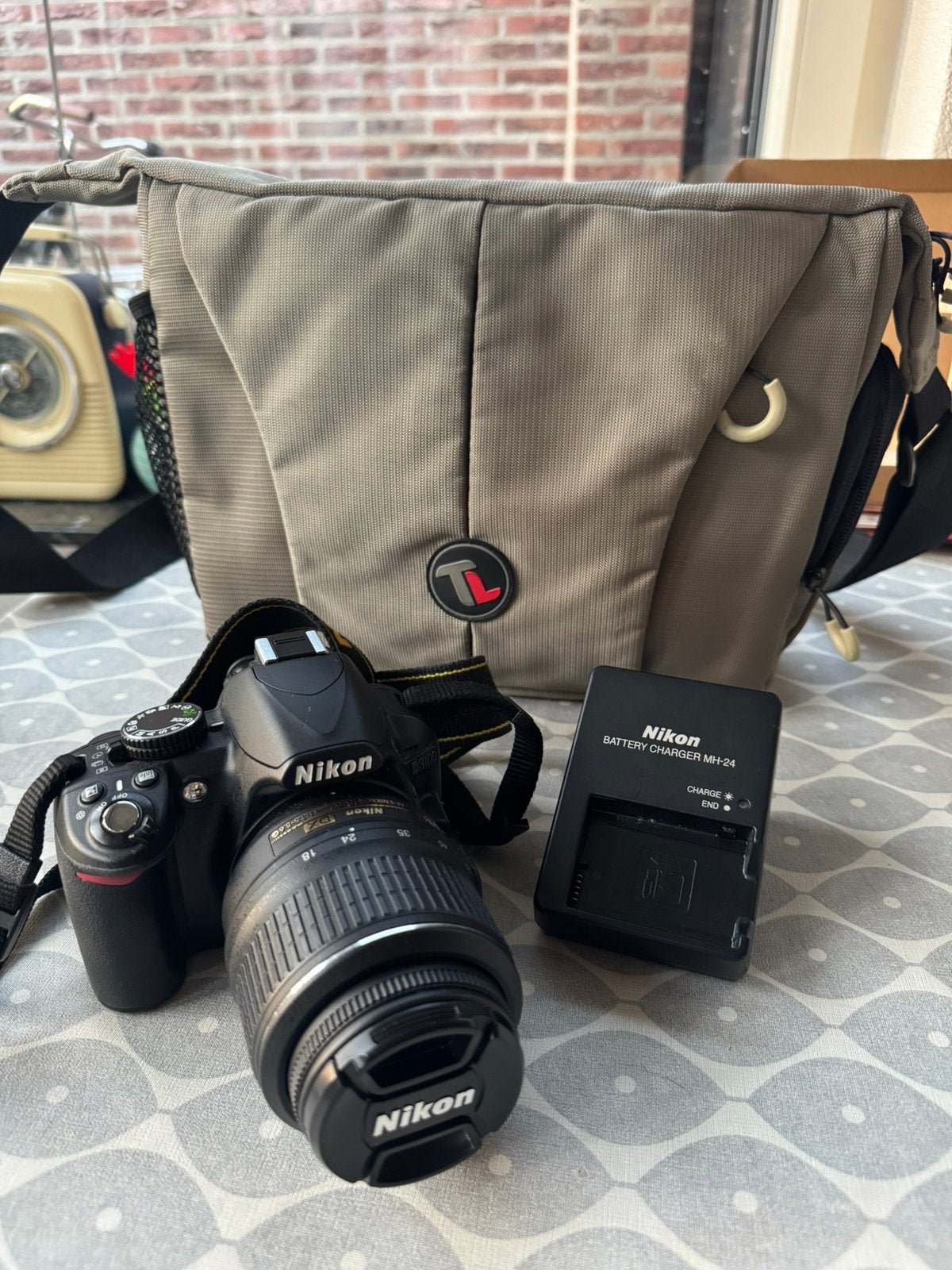 Nikon D3100 DSLR camera + 18-55mm lens + cameratas, Audio, Tv en Foto, 14 megapixels, Spiegelreflex, Zo goed als nieuw, Accu